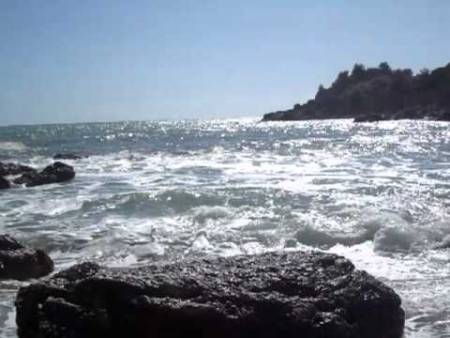 Адриатика, Сутоморе, Черногория.  дикий пляж, 12 апреля 2012 Видео