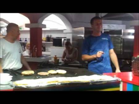 Черногорские гамбургеры или Веселое кафе в Будве. Видео